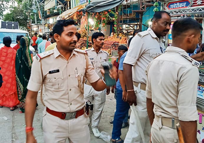 Saran News : जनता बाजार में चला अतिक्रमण हटाओ अभियान