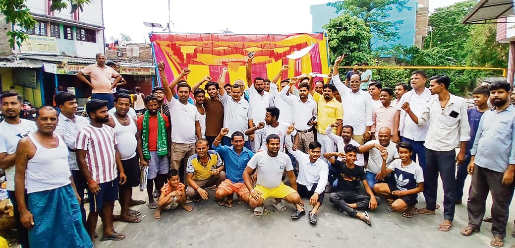 Saran News : डेरनी में ट्रकों के विरोध में धरना-प्रदर्शन, व्यापारियों ने बंद रखी दुकानें