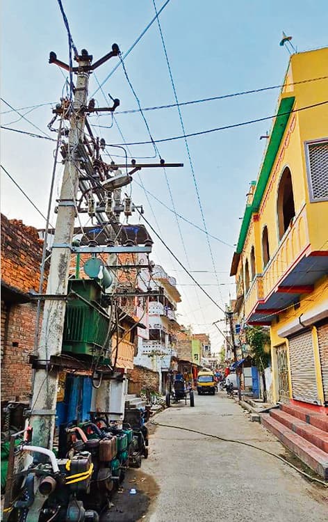 Saran News : दिघवारा में हादसे को आमंत्रण दे रहा 11 हजार वोल्ट का नंगा तार