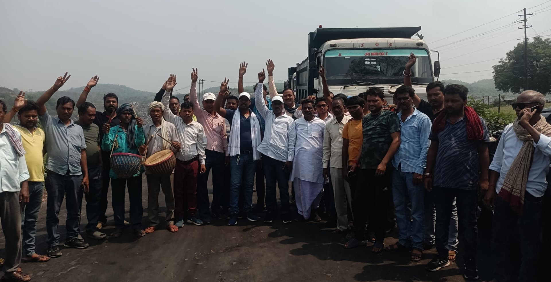 Bokaro News : विस्थापित ट्रक मालिकों ने रोकी कोयला ट्रांसपोर्टिंग