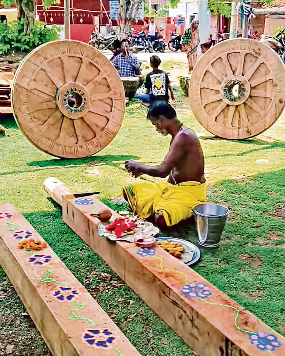 Seraikela News :  जगन्नाथ मंदिर में निर्माणाधीन रथ में लगे चक्के
