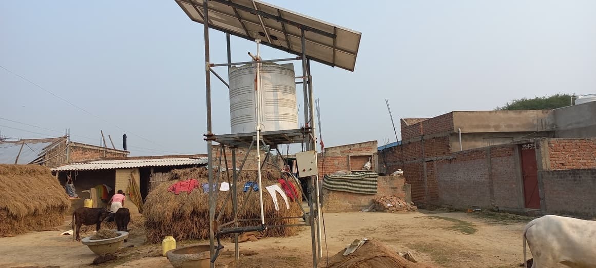सोलर जलमीनार खराब होने से ग्रामीणों को हो रही परेशानी