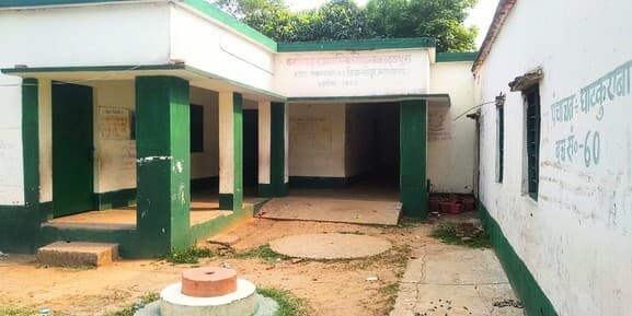 राज्यकीयकृत प्राथमिक विद्यालय उदयपुरा का पुराना शौचालय खंडहर में तब्दील