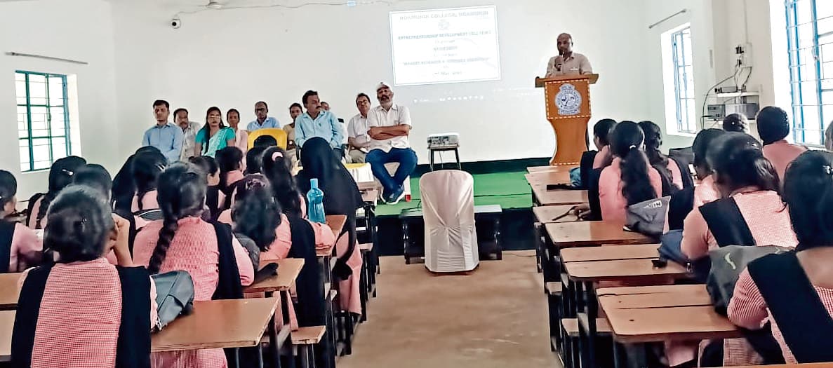 Chaibasa News : नोवामुंडी कॉलेज में ‘बाजार अनुसंधान व उपभोक्ता व्यवहार’ पर कार्यशाला आयोजित