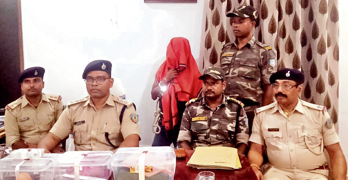 Chaibasa News :  मंजीत हाइबुरु हत्याकांड में महिला समेत दो आरोपी गिरफ्तार