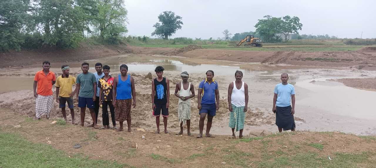 East Singhbhum News : तालाब जीर्णोद्धार में लापरवाही, ग्रामीणों ने काम बंद कराया