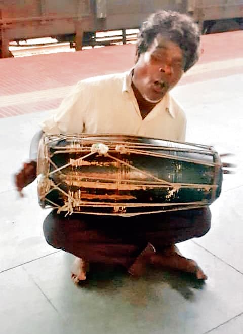 East Singhbhum News :दोनों आंख से देख नहीं पाते कान्हू कालिंदी, तीन माह से पेंशन बंद