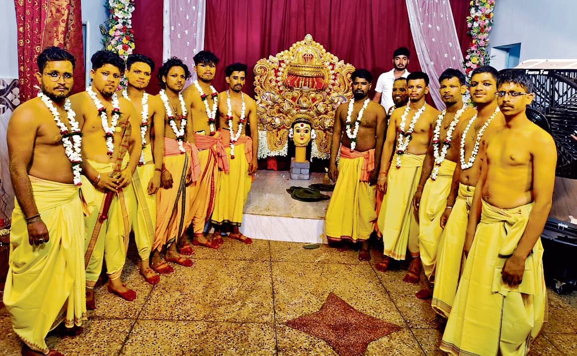 Rourkela News: हल्दी से मां की प्रतिमा बना किया शृंगार, नगर भ्रमण में शामिल हुए श्रद्धालु