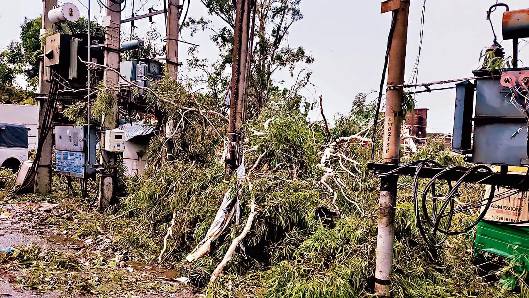 Ranchi News : आंधी व बारिश के कारण तीन से चार घंटे तक गुल रही बिजली, परेशान रहे लोग