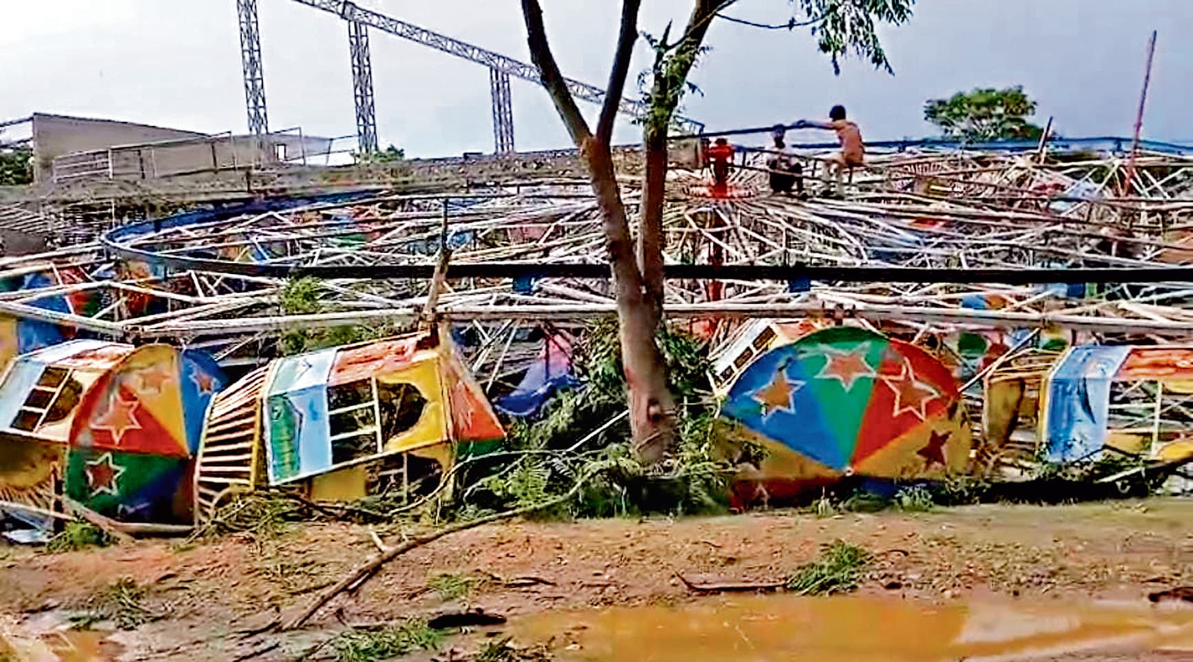 Ranchi News : डिजनीलैंड मेला में लगा बड़ा झूला आंधी में गिर गया, कोई हताहत नहींमेला बंद होने की वजह से किसी के हताहत होने की सूचना नहीं हैबिजली तार के क्षतिग्रस्त होने से कई इलाकों में आपूर्ति ठप हो गयीसड़क पर जगह-जगह पेड़ व उसकी डाली गिरने से लगा रहा जामप्रतिनिधि, नामकुमरविवार की दोपहर तेज बारिश व आंधी की वजह से प्रखंड क्षेत्र में काफी तबाही हुई है. क्षेत्र में विभिन्न स्थानों पर दर्जनों पेड़ गिरने से कुद देर के लिए सड़क जाम हो गयी. वहीं, बिजली तार के क्षतिग्रस्त होने से कई इलाकों में आपूर्ति ठप हो गयी. स्थानीय पुलिस ने सड़कों से पेड़ों को हटाकर आवागमन सामान्य कराया. वहीं, लोवाडीह हाइटेंशन मैदान में चल रहे डिजनीलैंड मेला में लगा बड़ा झूला तेज हवा के कारण गिर गया. हालांकि मेला बंद होने की वजह से किसी के हताहत होने की सूचना नहीं है. लाखों की किताबें भीग गयीं : आंधी में नामकुम औद्योगिक क्षेत्र स्थित नेशनल प्रिंटर की छत उड़ गयी. इस कारण वहां रखीं झारखंड सरकार की 12वीं की लाखों की किताबें बारिश में भीग गयीं. नेशनल प्रिंटर के कर्मी ने बताया कि लगभग 10 से 12 लाख किताब रखी थी. कर्मियों ने किताबों को सुरक्षित स्थान पर पहुंचाने का प्रयास किया, परंतु तब-तब काफी संख्या में किताबें भीग गयीं. इसके नुकसान का आकलन किया जा रहा है. मांडर के कई गांवों में घर की एस्बेस्टस छत उड़ी, कई पेड़ गिरेमांडर. प्रखंड के मुड़मा, मेशाल, सुरसा व मसमानो गांव में रविवार को आंधी व बारिश से कई घरों की एस्बेस्टस छत उड़ गयी. वहीं, कई पेड़ जड़ से उखड़ गये. मुड़मा गांव के बुधवा उरांव, लक्ष्मण उरांव, सुकरो उरांइन, फागू उरांव, मेशाल गांव के मजीद अंसारी, सलीम अंसारी व जुबैर अंसारी, मसमानो गांव के जसमुद्दीन अंसारी व बजरंग उरांव के घर की एस्बेस्टस छत उड़ कर क्षतिग्रस्त हो गयी. वहीं, कुलदीप उरांव के घर पर पेड़ गिरने से मकान क्षतिग्रस्त हो गया. आंधी में मुड़मा जतरा टांड़ के निकट एक बड़ा पेड़ रोड पर गिर गया. इससे काफी देर तक आवागमन बाधित रहा. मांडर में वज्रपात से एक गाय की मौत, महिला घायलमांडर के मसमानो गांव में रविवार को वज्रपात से बदरुद्दीन अंसारी की एक गाय की मौत हो गयी, जबकि महिला छेना उरांइन (55 वर्ष) घायल हो गयी. महिला को इलाज के लिए मांडर के निजी अस्पताल में भर्ती कराया गया है. वह बकरी चरा रही थी.