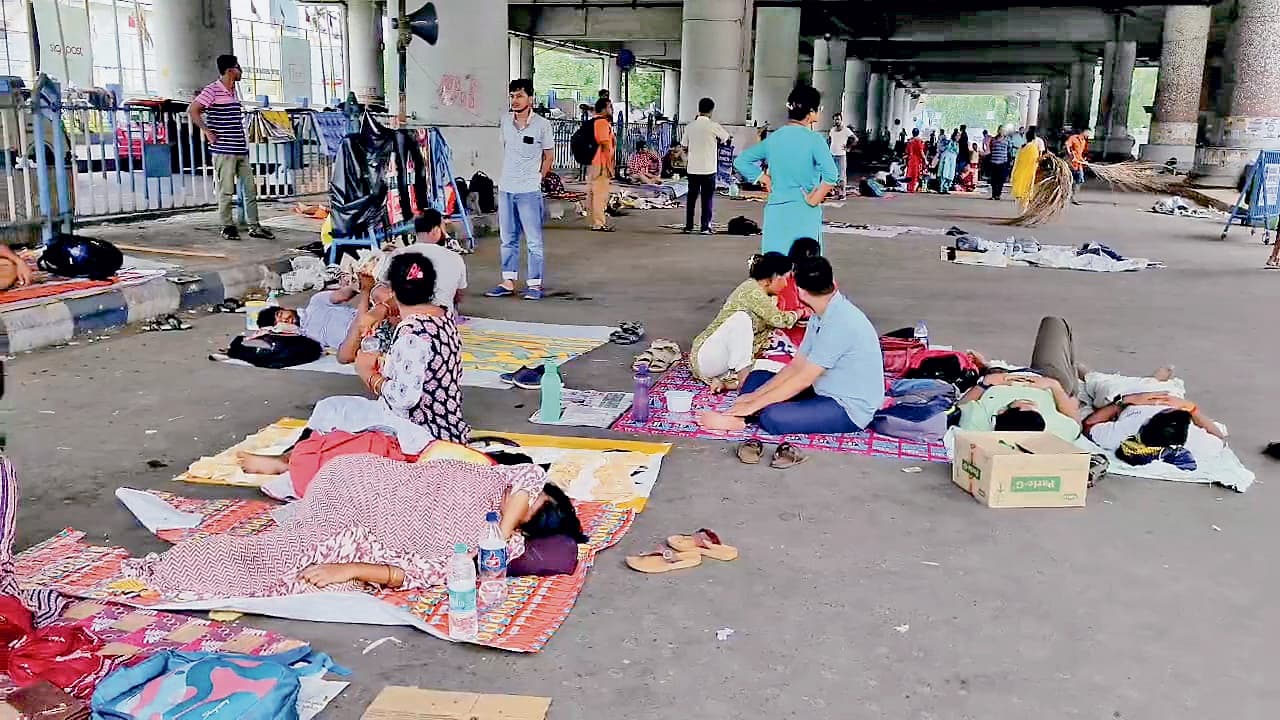 पांच प्रदर्शनकारी शिक्षकों को पुलिस ने किया तलब