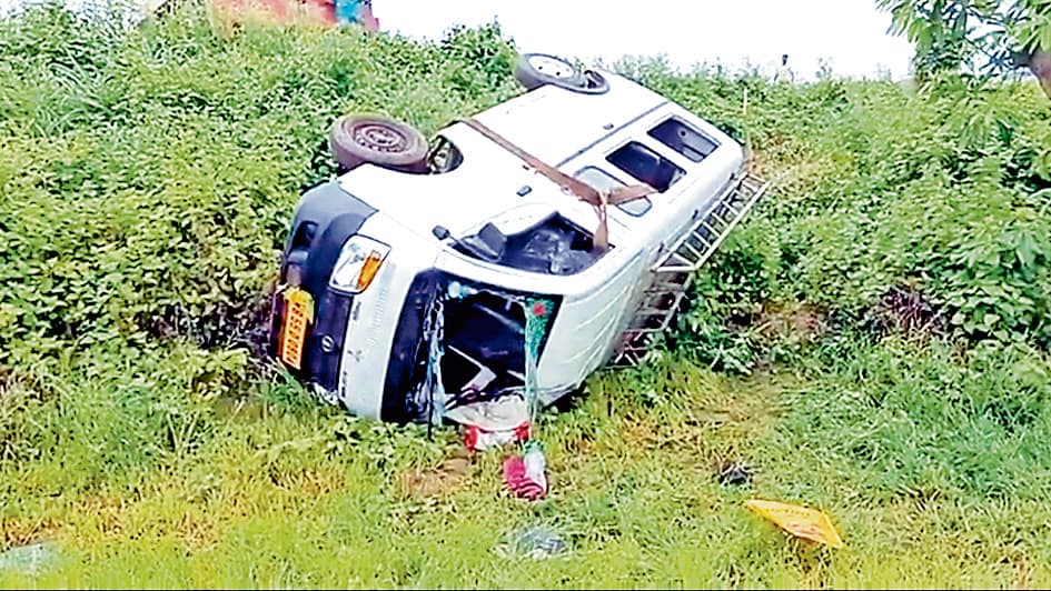दीघा जा रहे लोगों का वाहन पलटा, पांच लोग हुए जख्मी