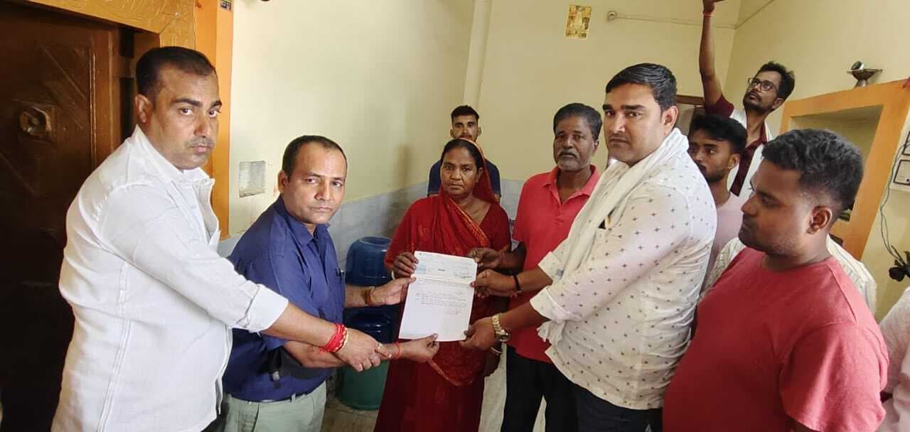 शहीद जवान मनीष की माता को मिला 21 लाख रुपये का चेक