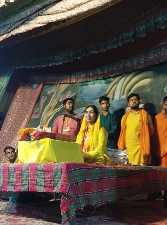 Motihari: श्रीमद भागवत कथा में जुटे हजारों भक्त