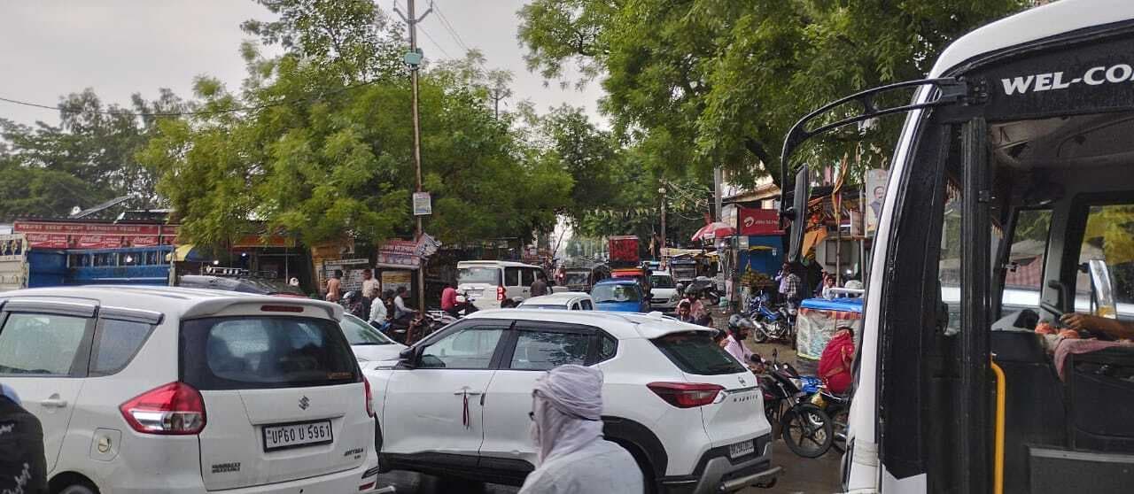 थावे में महाजाम में फंसे रहे एंबुलेंस और निजी स्कूल के वाहन, हुई भारी परेशानी, जाम हटाने को ट्रैफिक व स्थानीय पुलिस को करनी पड़ी कड़ी मशक्कत