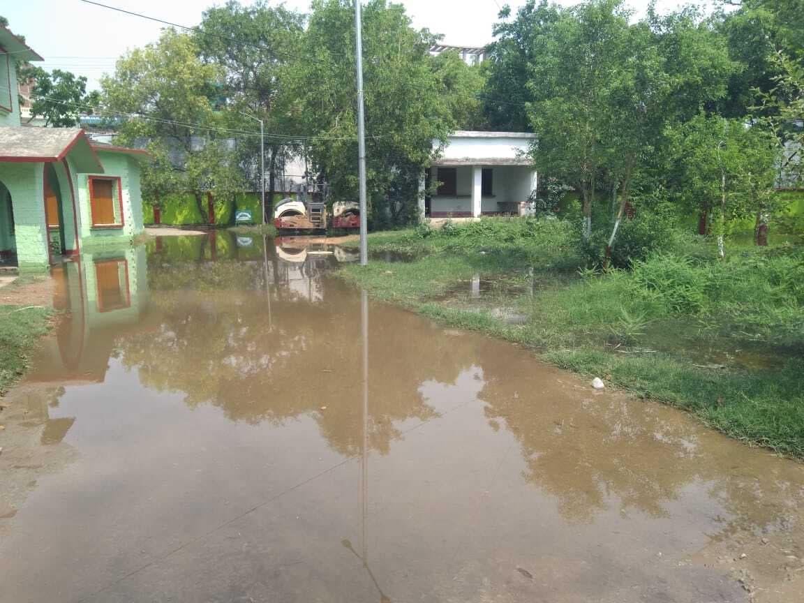 समाहरणालय में जलजमाव से सरकारी कार्यालयों तक नहीं जा पा रहे लोग