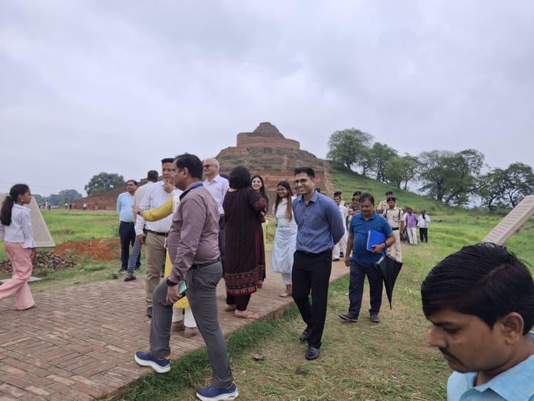 Motihari: केसरिया बौद्ध स्तूप पहुंचे निर्वाचन आयुक्त डॉ विवेक जोशी
