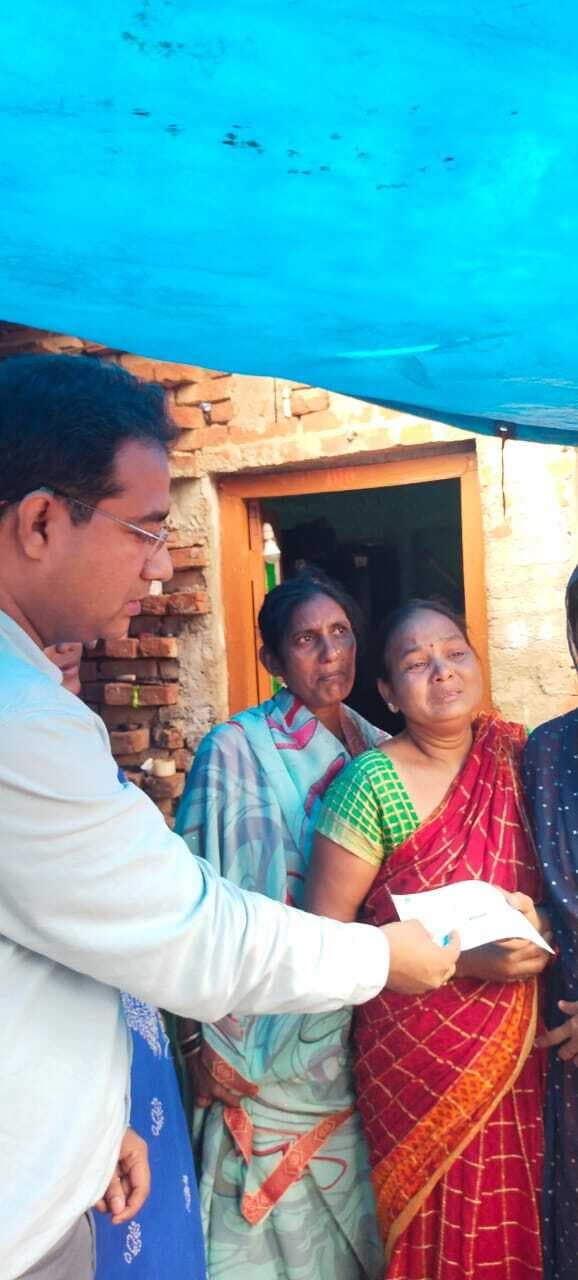 सड़क हादसे में मरे लोगों के परिजनों को मिला 20-20 हजार रुपये का चेक