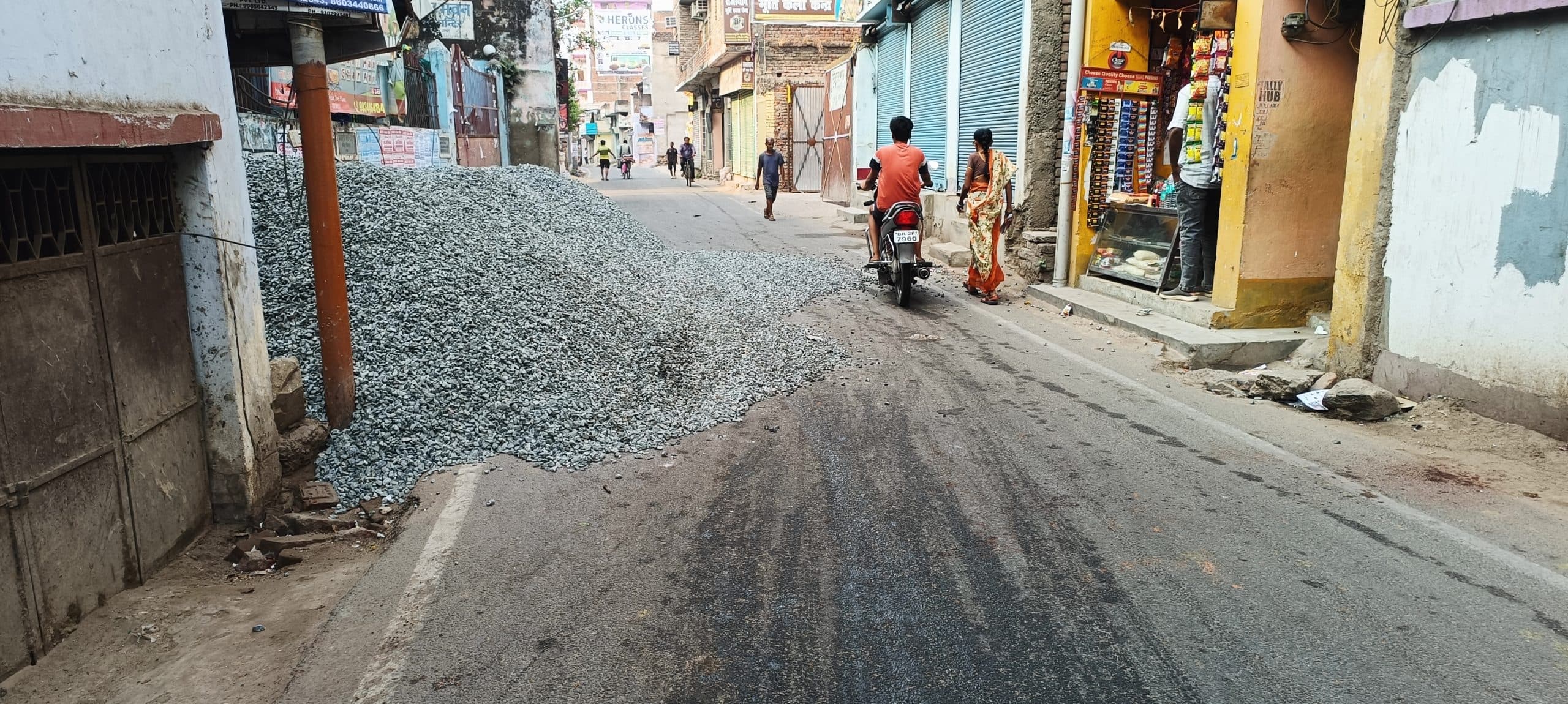 गया जी-बोधगया रोड में चांद चौरा के पास बीच सड़क पर गिरायी गिट्टी