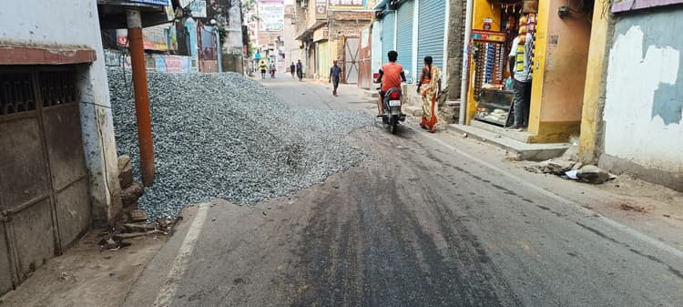 गया जी-बोधगया रोड में चांद चौरा के पास बीच सड़क पर गिरायी गिट्टी