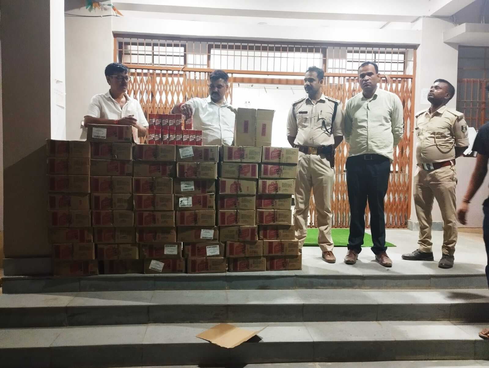 पिकअप में तहखाना बनाकर ले जायी जा रही शराब की खेप बरामद, तस्कर फरार