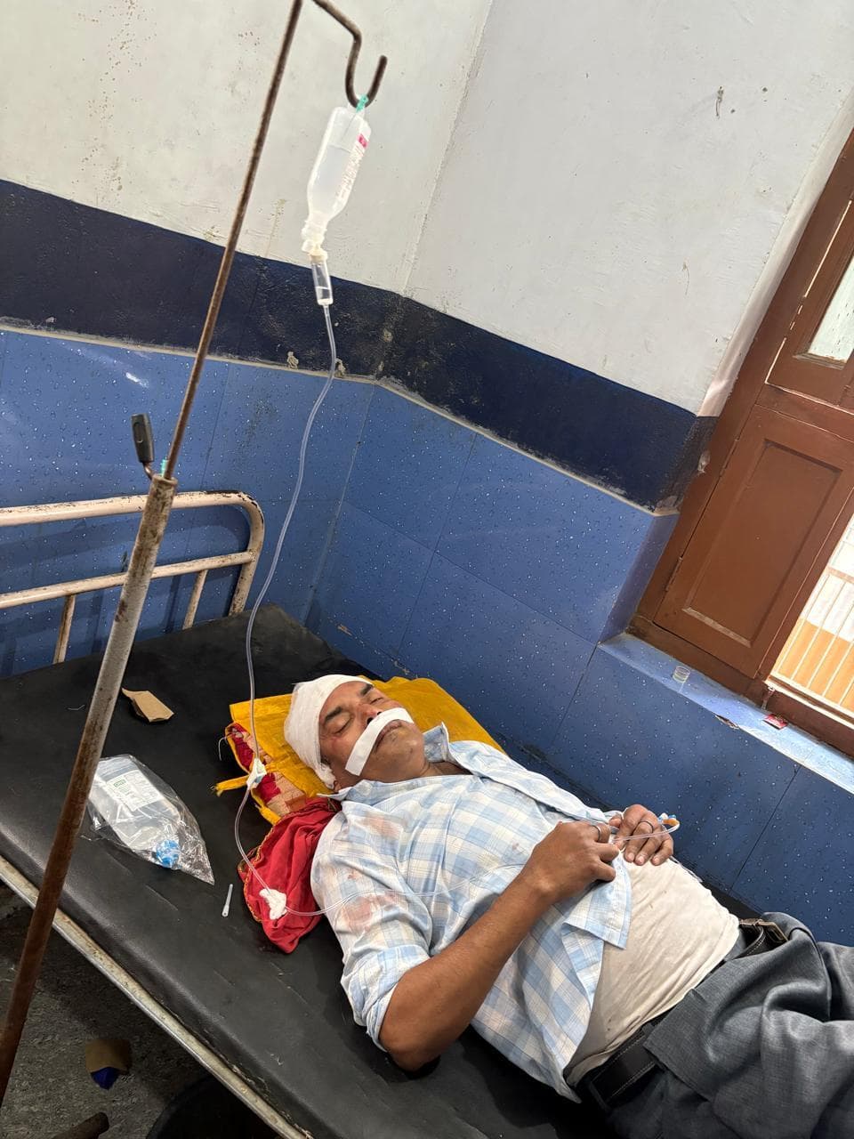 hajipur news. प्रशिक्षण में जा रहा शिक्षक सड़क हादसे में जख्मी