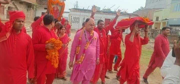 Samastipur News:भक्तों ने की चरण पादुका के साथ यात्रा