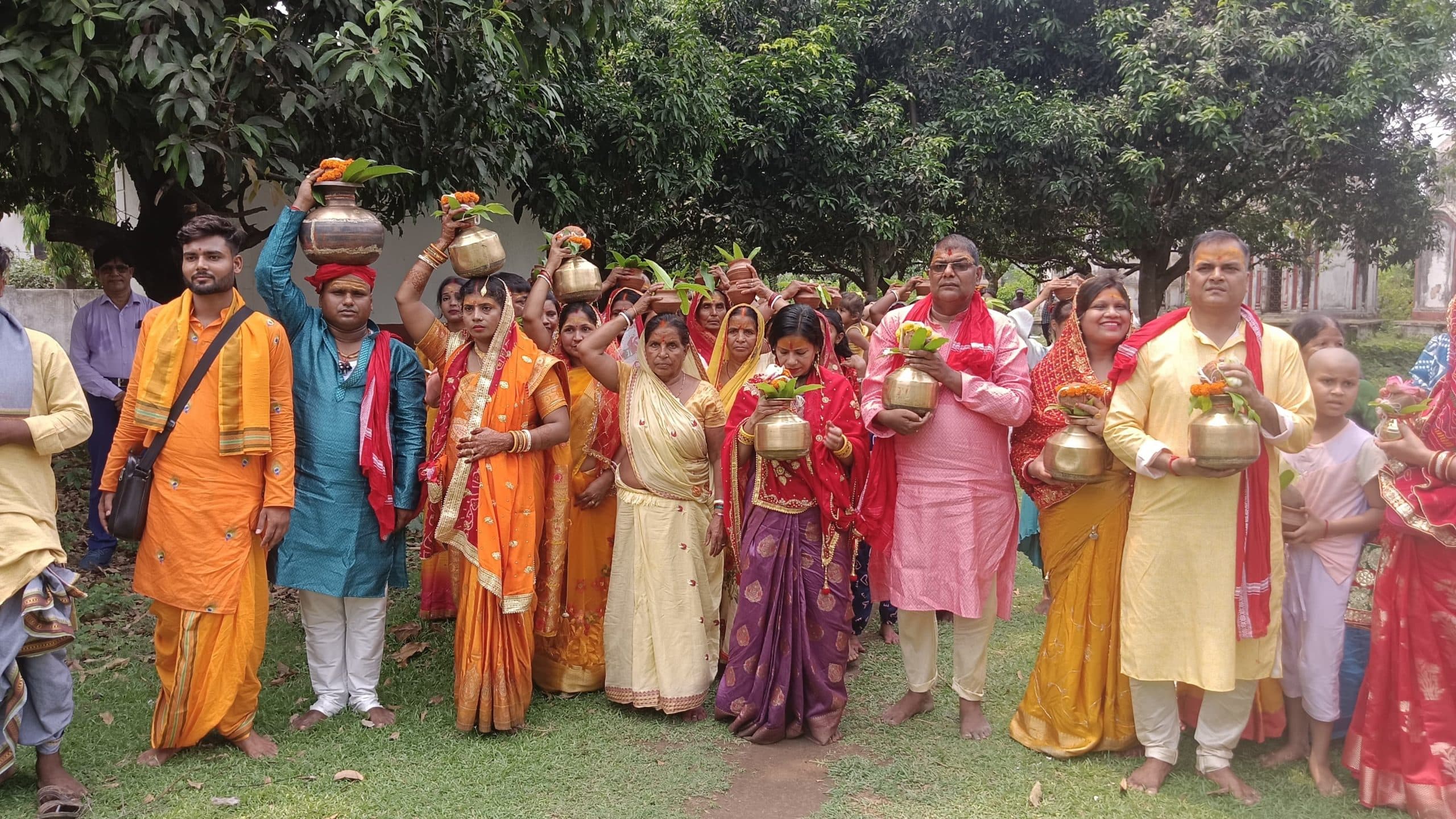 मंदिर उद्घाटन को लेकर निकाली गयी भव्य कलश शोभा यात्रा