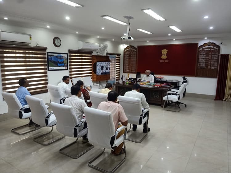 सामाजिक सुरक्षा योजना मद में वार्षिक लक्ष्य पूरा करें विभाग- डीएम