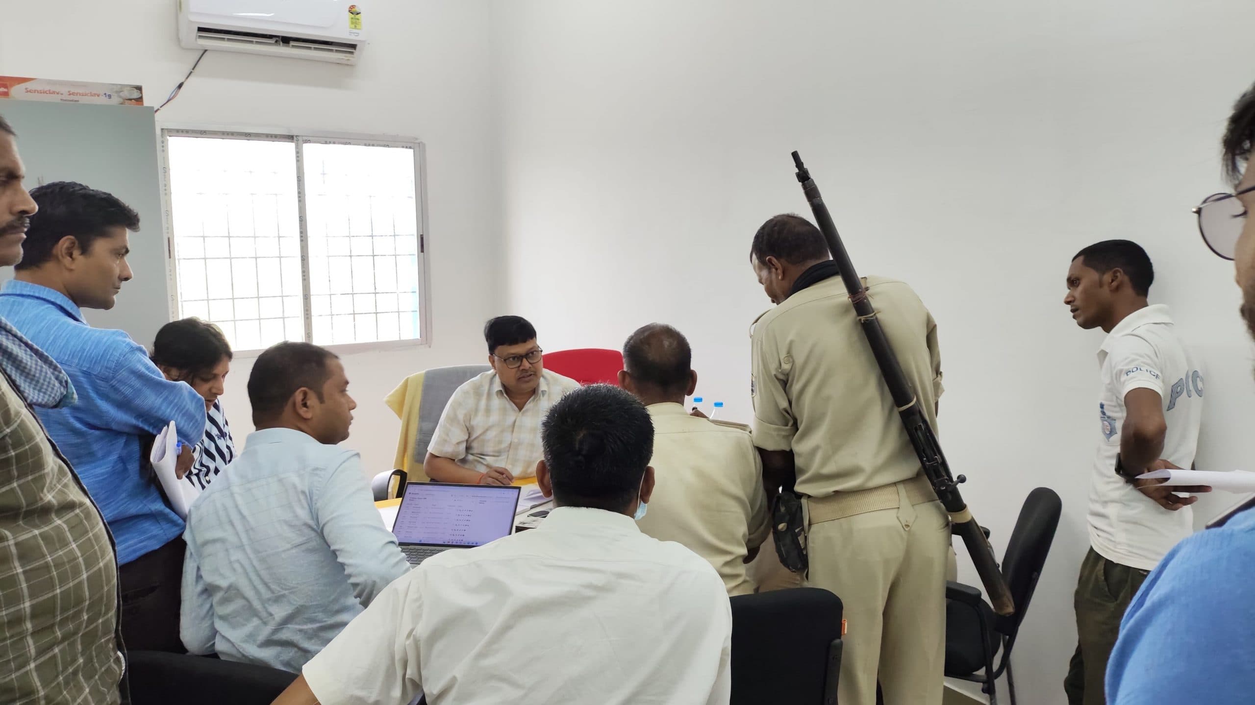 पुलिस व ग्रामीणों के बीच झड़प में छह पुलिस कर्मी जख्मी, थानाध्यक्ष को भी आयी हल्की चोटें