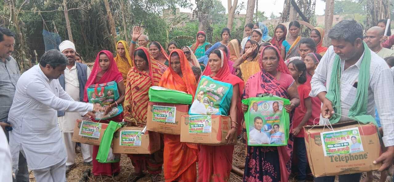 Samastipur News:विधायक ने अग्निपीड़ितों को को दी राहत सामग्री