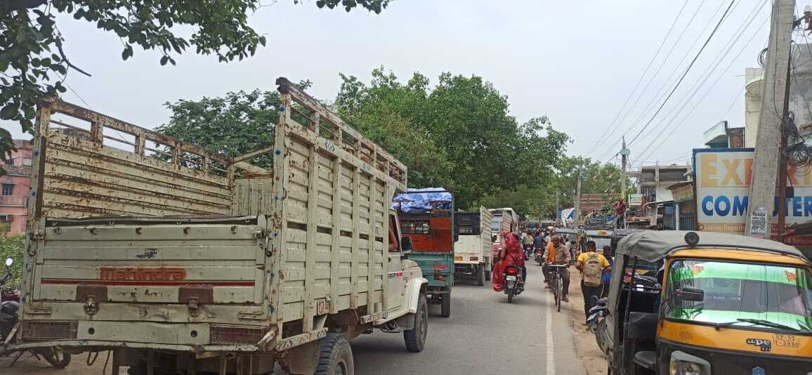 भोरे में भीषण जाम में गाड़ियों की लगी एक किलोमीटर लंबी कतार, लोग रहे परेशान
