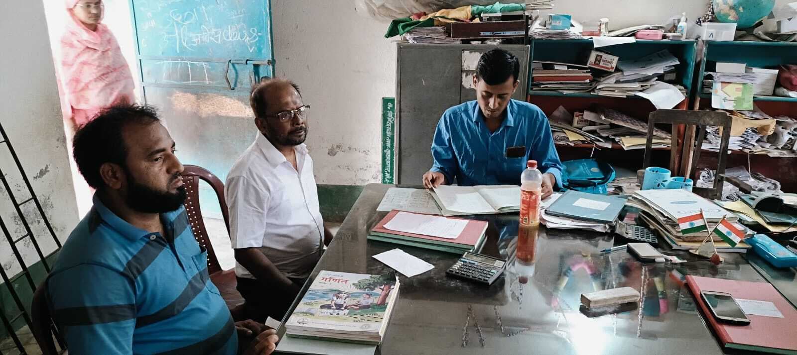 मुखिया ने आंगनबाड़ी केंद्र व स्कूल का किया निरीक्षण