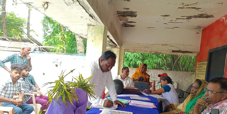 पंचायत भवन जर्जर, छत गिरने का खतरा, डर से सहमे रहते हैं कर्मचारी