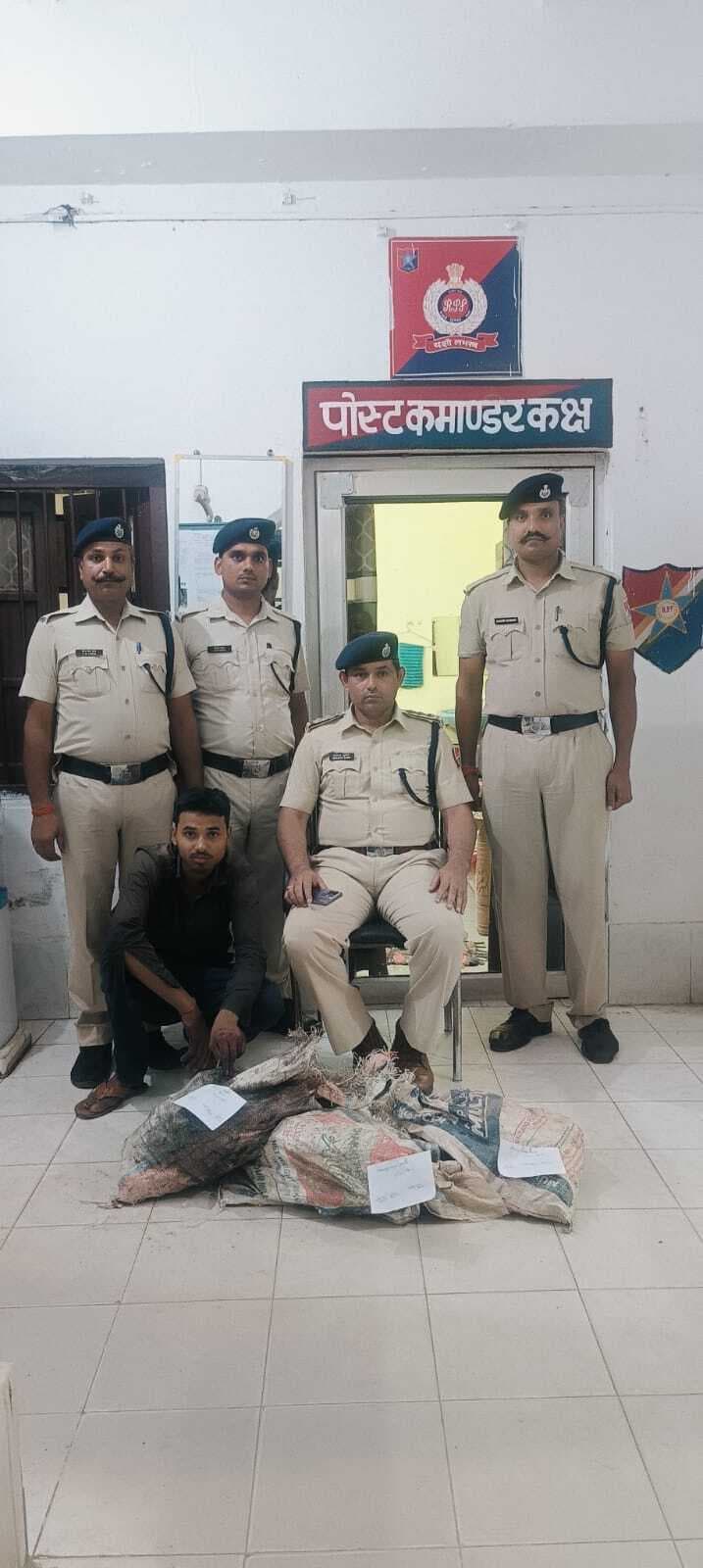 रेलवे के हजारों रुपया के स्क्रैप के साथ कारोबारी गिरफ्तार