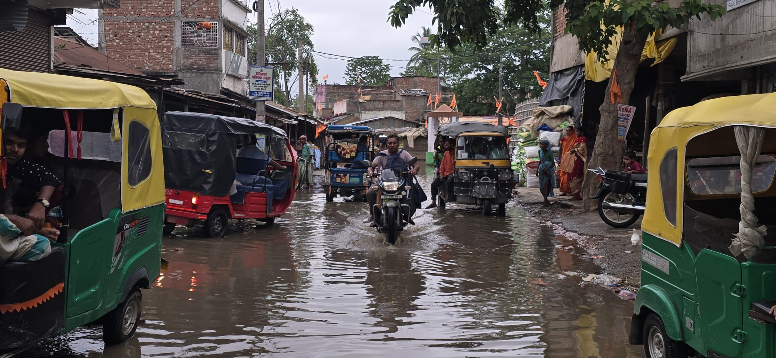 आजमनगर मुख्य बाजार में जलजमाव से राहगीर परेशान