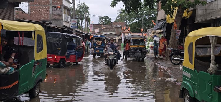 आजमनगर मुख्य बाजार में जलजमाव से राहगीर परेशान