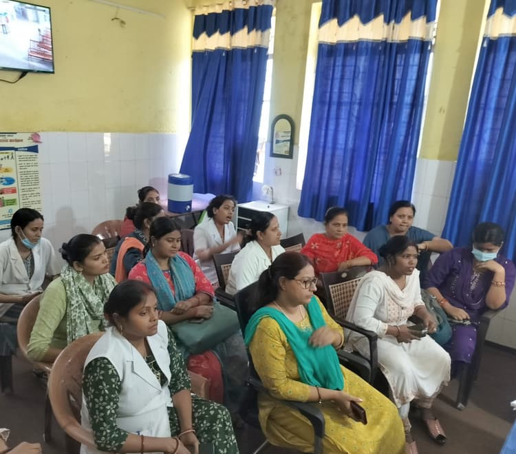 नर्सों ने स्वास्थ्य प्रबंधक पर लगाया मनमानी का आरोप किया हंगामा, निष्पक्ष व्यवस्था की मांग