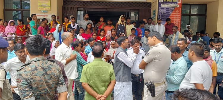 सामूहिक दुष्कर्म मामला, आदिवासियों ने सदर अस्पताल में जकर किया हंगामा