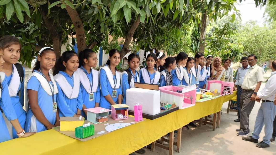 hajipur news. प्रदर्शनी से बच्चों को अपनी प्रतिभा निखारने का मिलता है अवसर