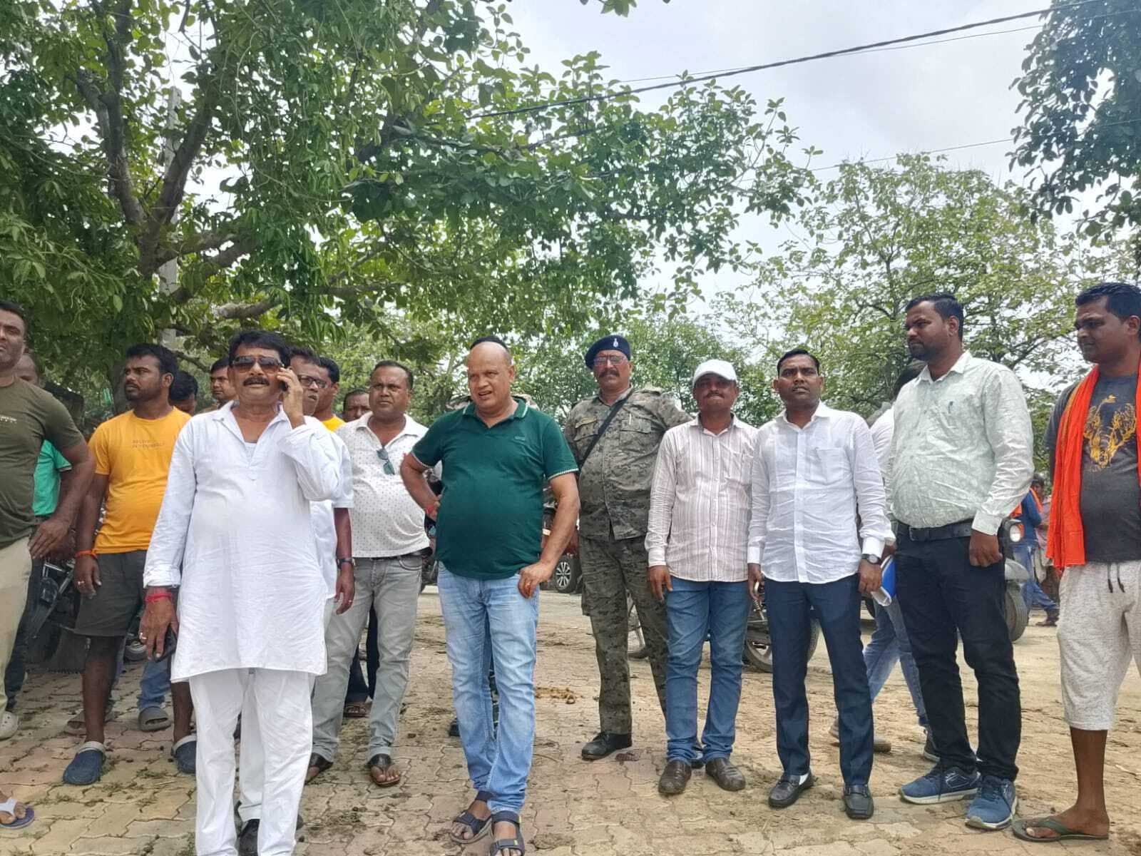 Dhanbad News : चार करोड़ की बन रहे पोद्दारडीह तालाब का निरीक्षण, संवेदक को लगी फटकार