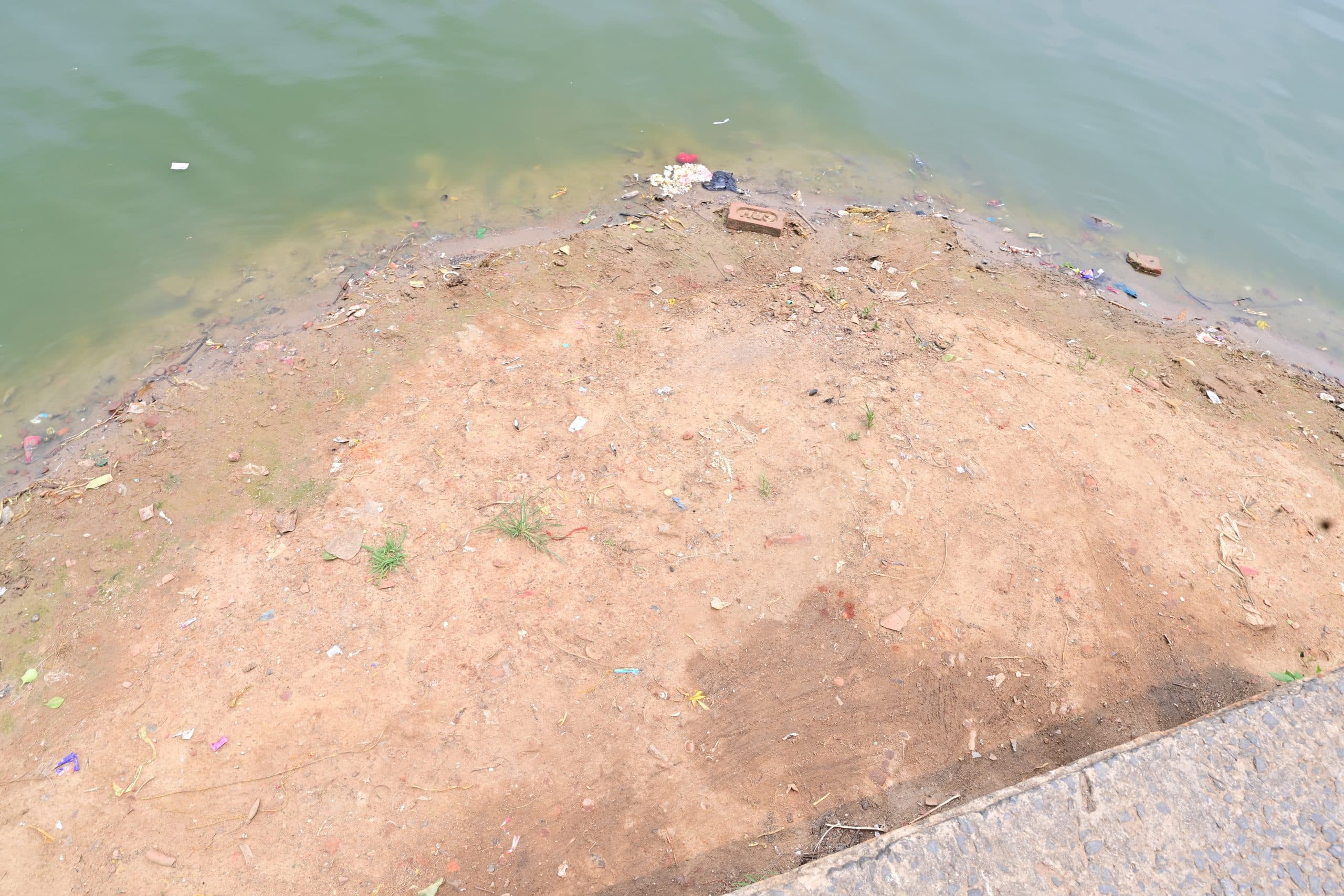 Deoghar News : शिवगंगा घाट पर जमी है मिट्टी की परत, हादसे का खतरा