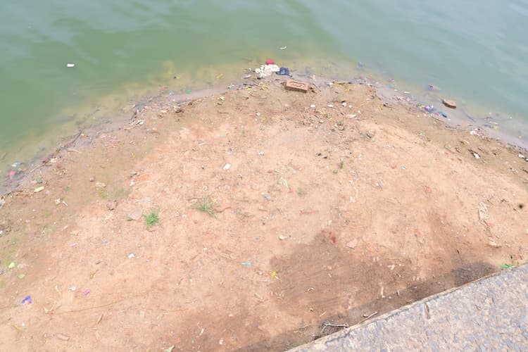 Deoghar News : शिवगंगा घाट पर जमी है मिट्टी की परत, हादसे का खतरा