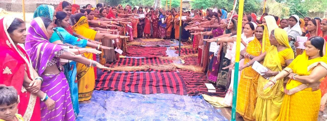 महिला संवाद : सामाजिक कुरीतियों के खिलाफ दिलायी जा रही शपथ