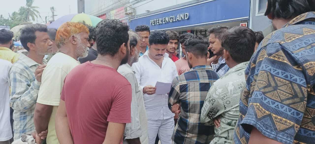 न्यू मार्केट के फुटपाथी दुकानदारों ने राजद नेता को बतायी अपनी पीड़ा