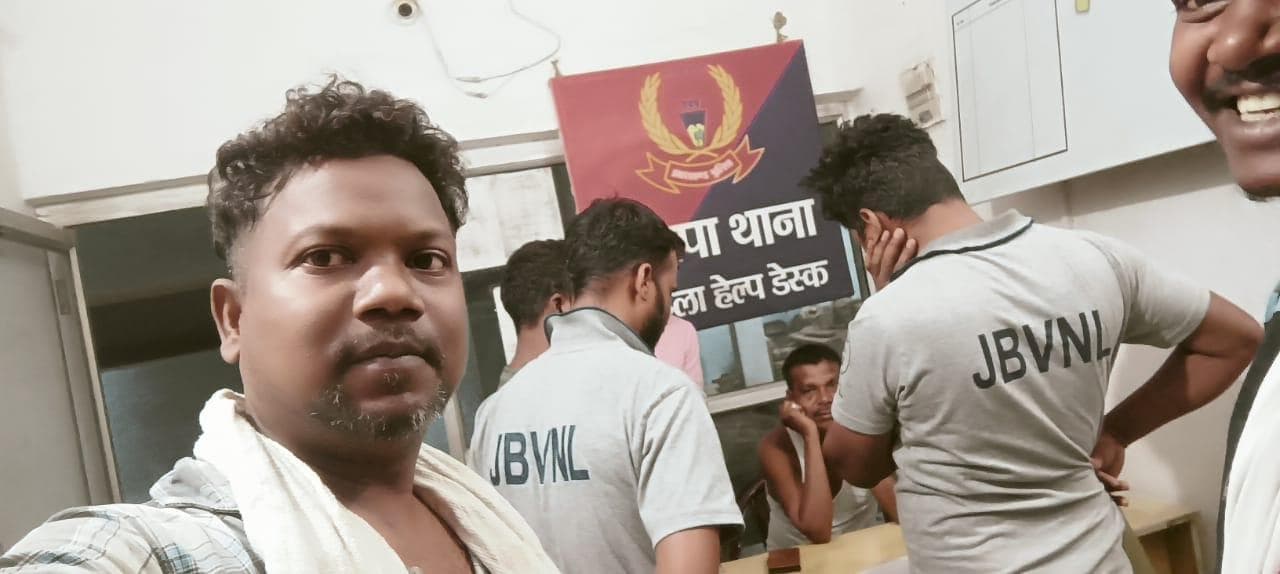 मुरहू सब स्टेशन के चार लाइनमैनों को ग्रामीणों ने बिजली चोर समझ थाने में सौंपा