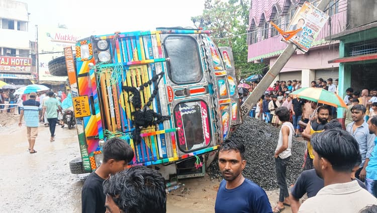 गिट्टी लदे ट्रक की चपेट में आया ऑटो व टोटो, बचा चालक