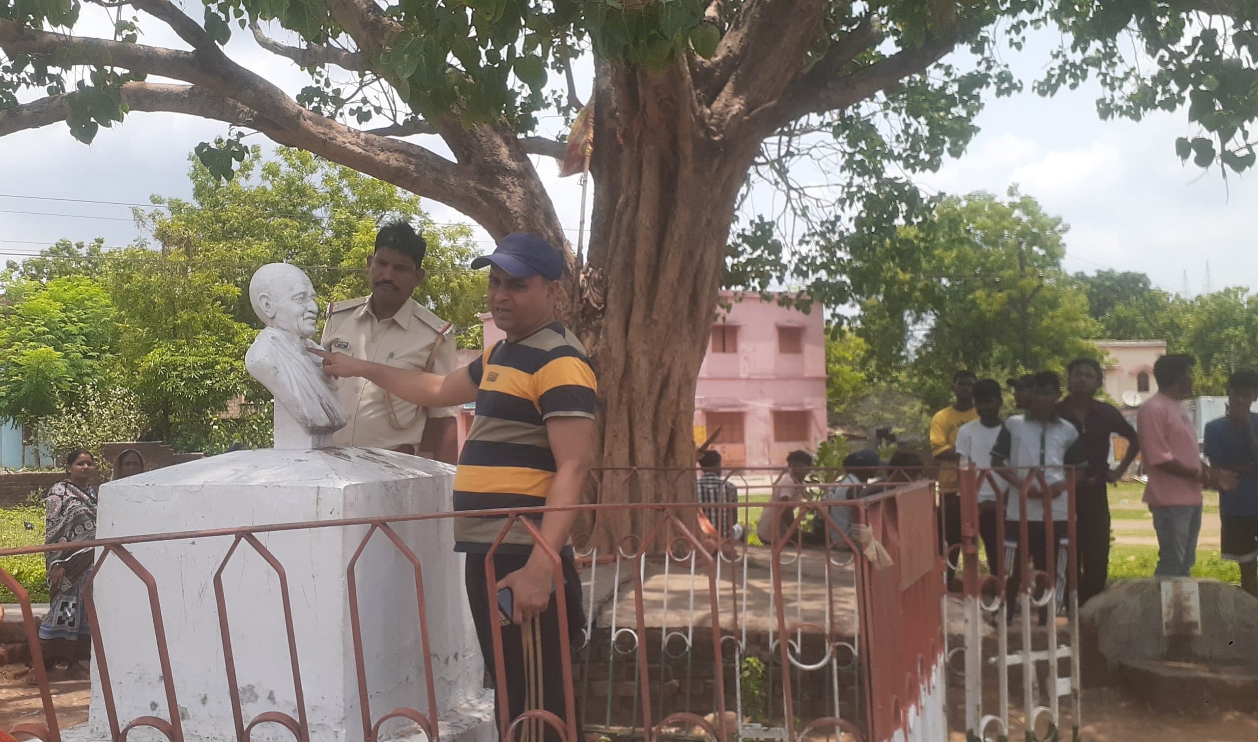 Jamshedpur News : सोपोडेरा में असामाजिक तत्वों ने महात्मा गांधी की प्रतिमा से की छेड़छाड़, बेदी तोड़ी