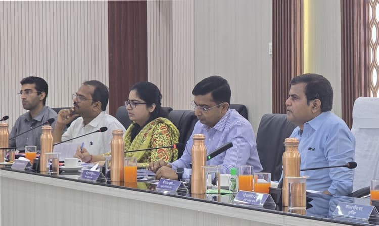 सीमा पर आने-जाने वाले वाहनों व संदिग्ध व्यक्तियों पर रखें कड़ी नजर : आयुक्त