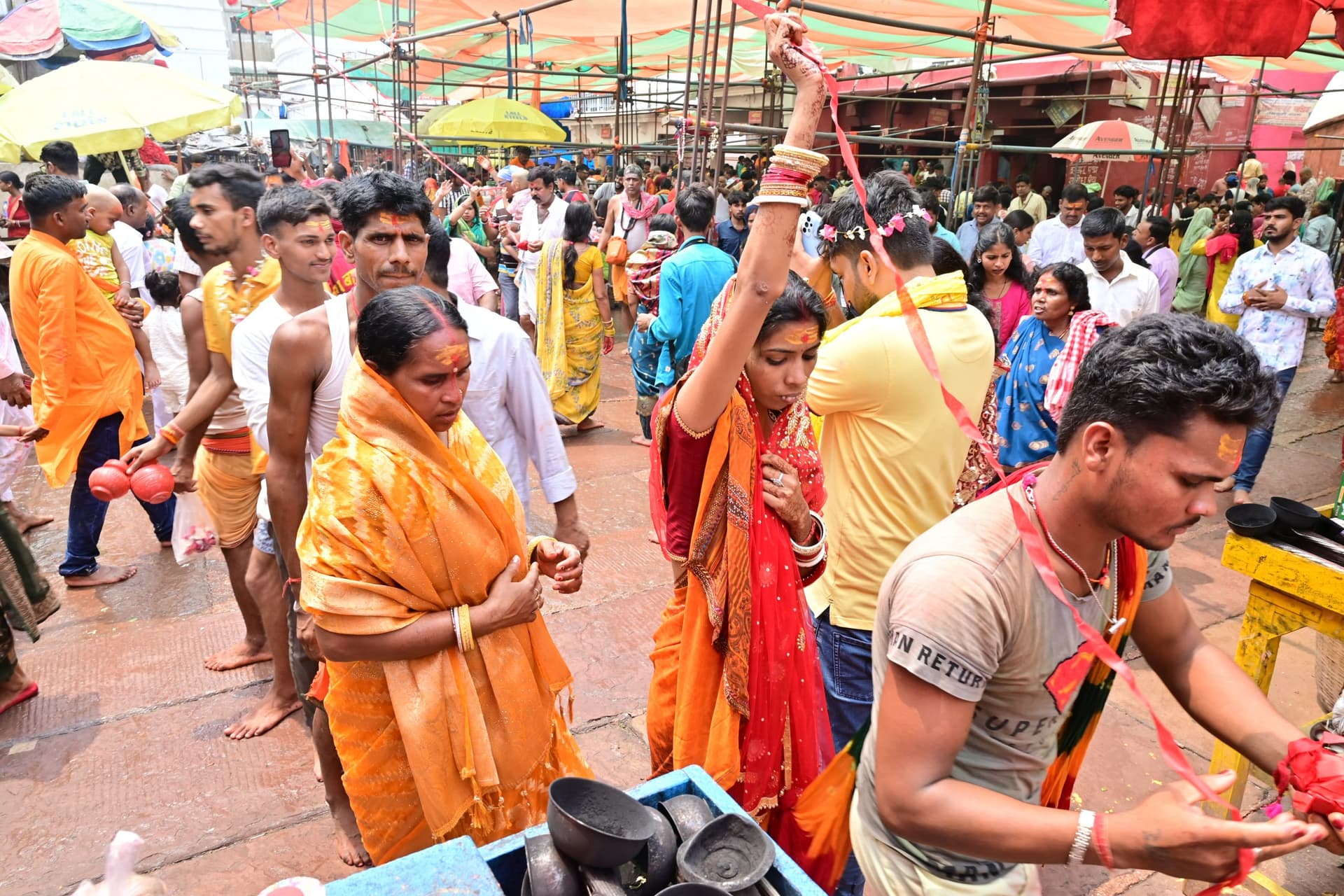 Deoghar news : सुहाने मौसम के बीच सोमवार को बाबा मंदिर में उमड़ी भक्तों की भारी भीड़